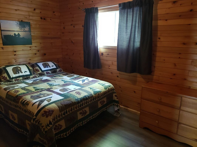 Bedroom 3, Red Lodge Resort, Manitoulin