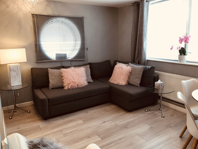 Others 3, 2 Bedroom Luxe Dockland Apartment with Parking, Sefton