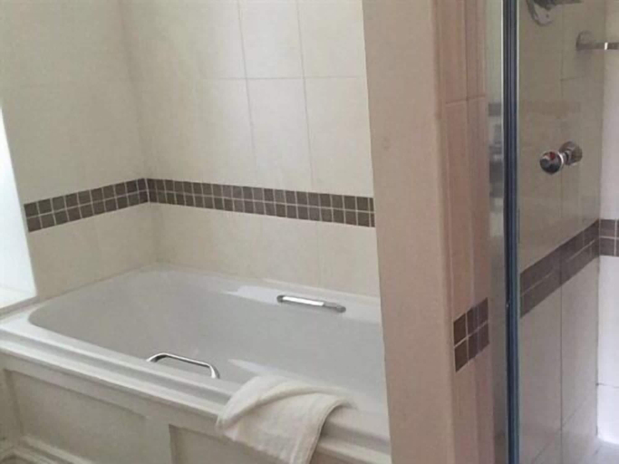 Bathroom 4, The Grapes Hotel, Gwynedd