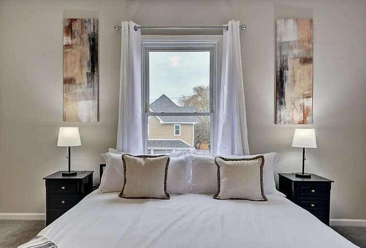 Bedroom 2, Spacious 6BR/3BA House w/ Parking! Sleeps 20!, Marion