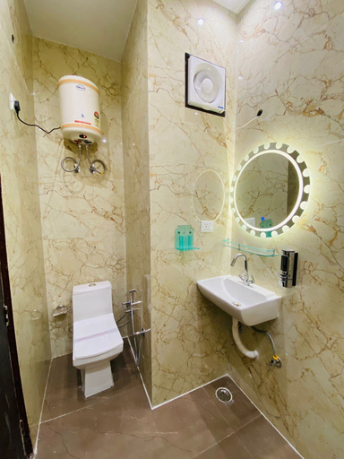 Bathroom 4, Crescent Inn, Gautam Buddha Nagar