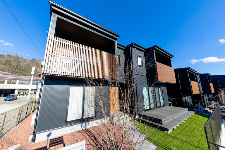 Exterior & Views