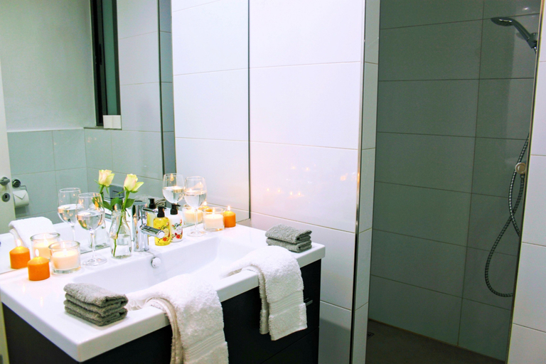Bathroom 4, Maltese Maltese
