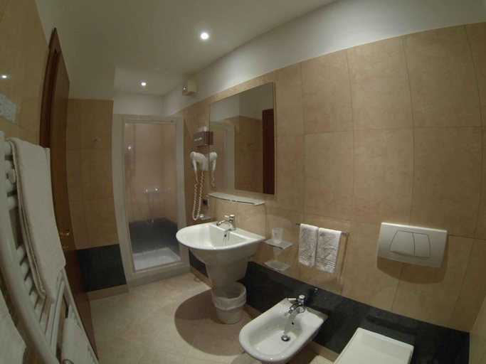 Bathroom 4, Hotel Miro, Verona