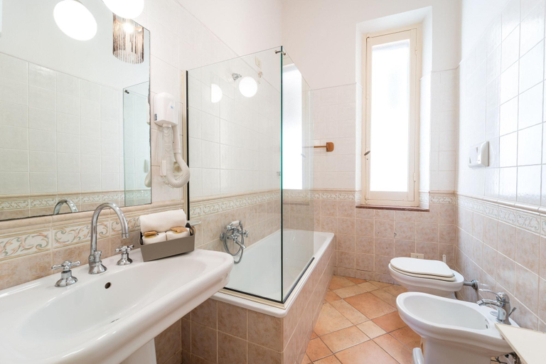 Bathroom 4, Palau Marco Polo, Sassari