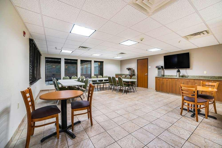Food & Drinks, Suburban Extended Stay, Saint Clair