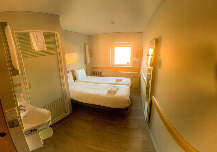 Bedroom 4, ibis budget Belfast City Centre, Belfast