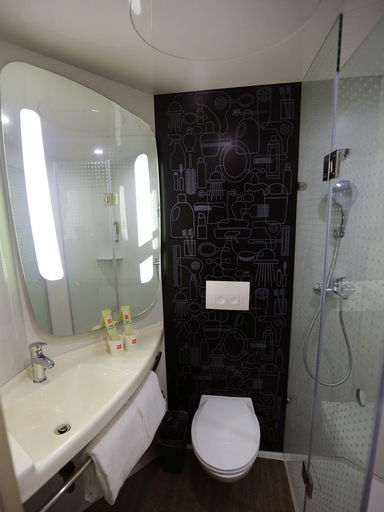 Bathroom, Ibis Haikou Injoy Plaza Hotel, Haikou
