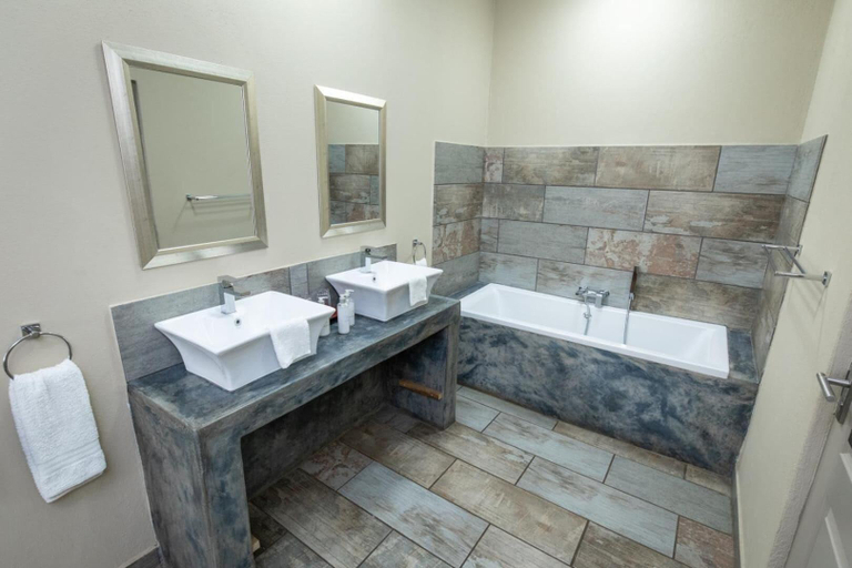 Bathroom 4, The Belgium Inn, Mopani