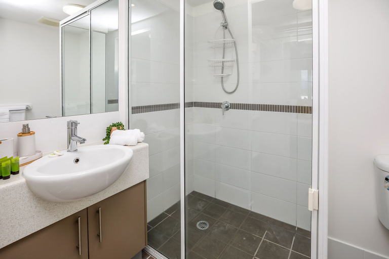 Bathroom 4, Botanicals in Heart of Edge Hill 17, Cairns