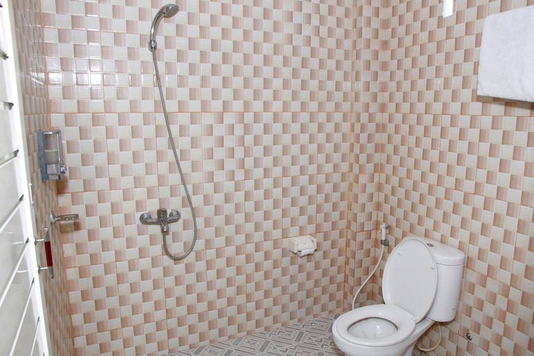 Bathroom 3, OYO 1559 Pondok Garuda Guest House, Palu