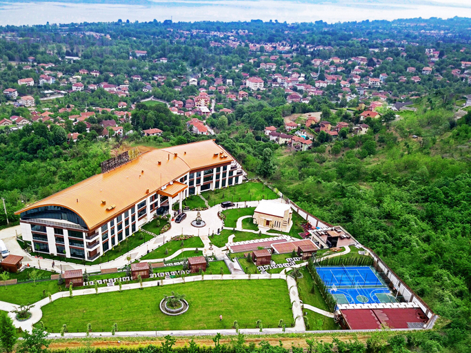 Exterior & Views