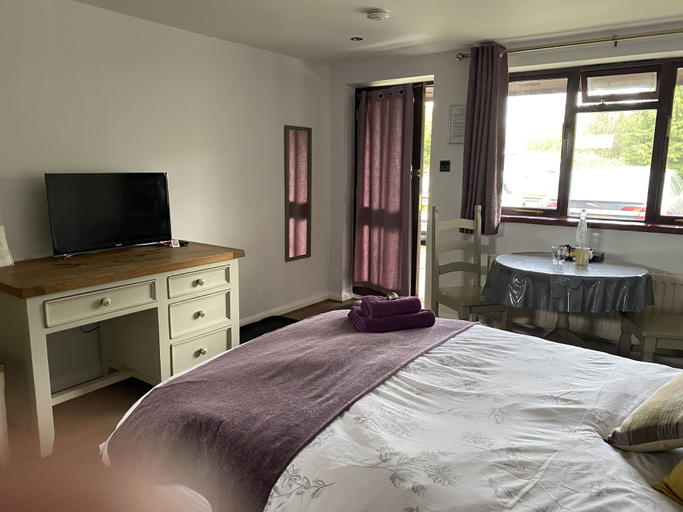 Bedroom 3, Pinewood Lodge, Leicestershire