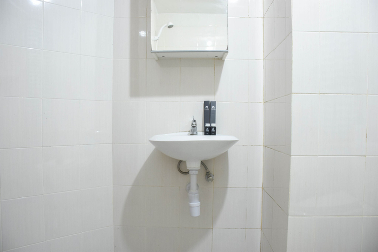 Bathroom 3, Comfort And Homey Studio At Amethyst Apartment, Central Jakarta