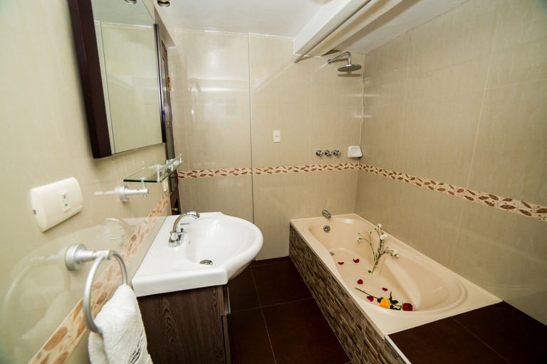 Bathroom 4, Terrazas del Inca Bed and Breakfast, Urubamba
