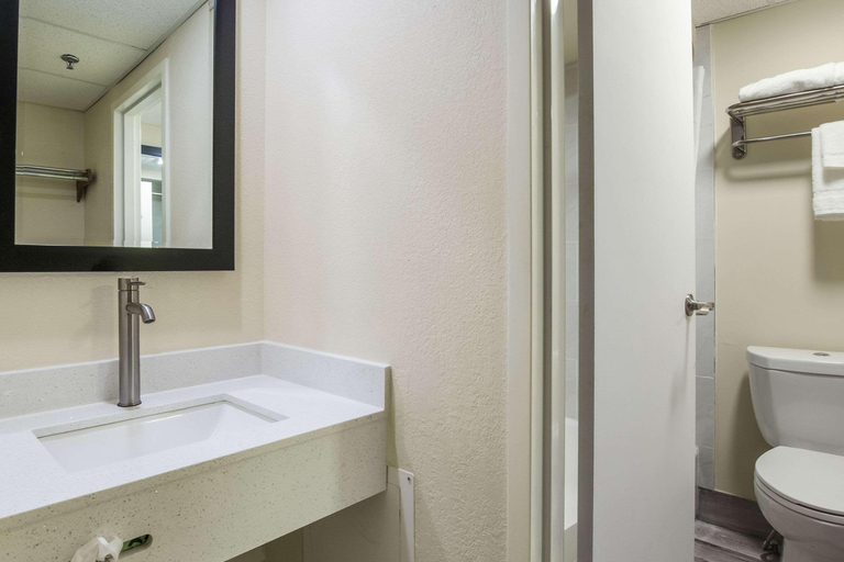 Bathroom 4, Quality Inn Grayville, White