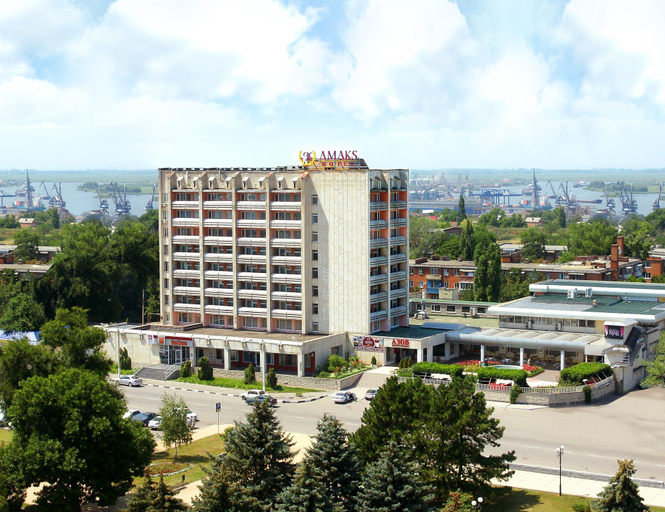 Exterior & Views