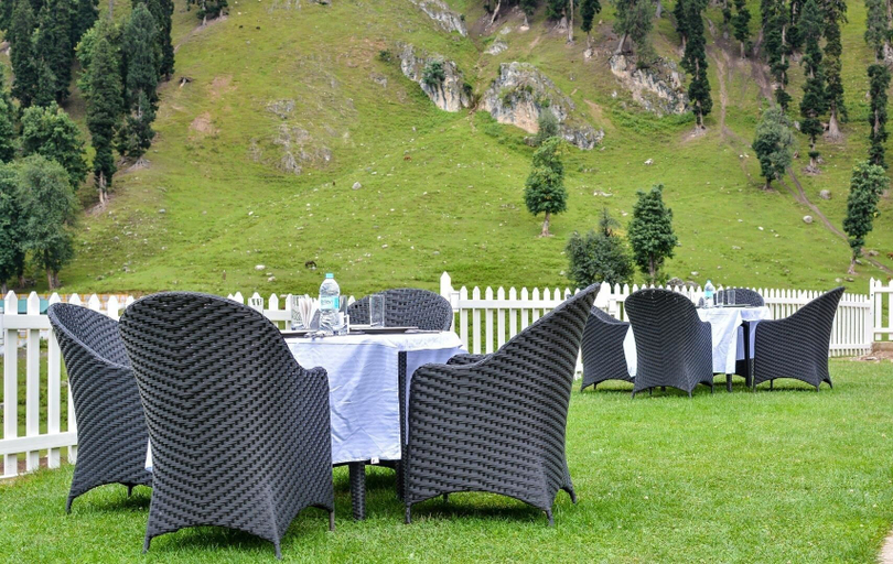 Food & Drinks 4, Hotel Village Walk, Ganderbal