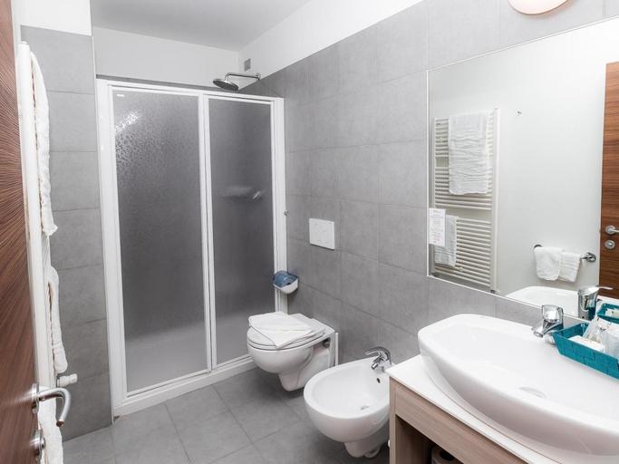 Bathroom 5, Hotel Milano, Trento