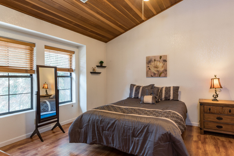 Bedroom 2, Inside Yosemite Mountain Beauty, Mariposa