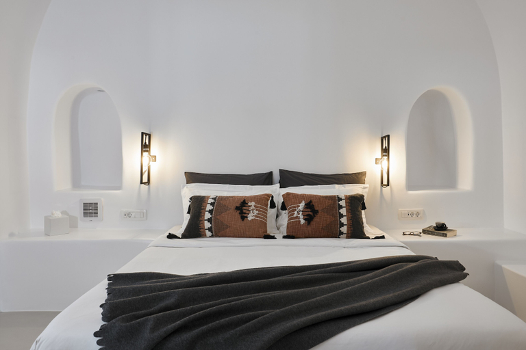 Bedroom 3, Blue Art Caves, South Aegean