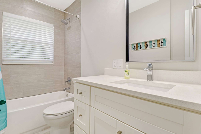 Bathroom 3, 4836/4838 Esplanade St A, Lee