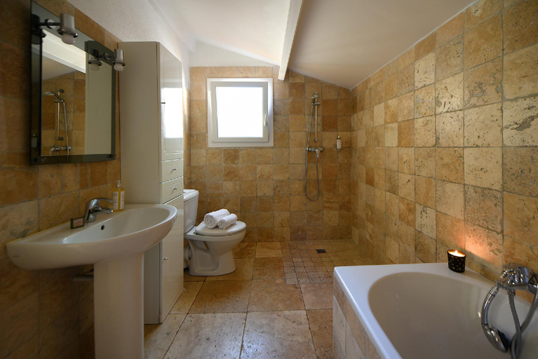 Bathroom, Chiar' Di Luna, Corse-du-Sud