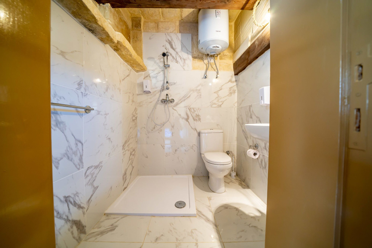 Bathroom 4, Ta' Pinu Bed & Breakfast