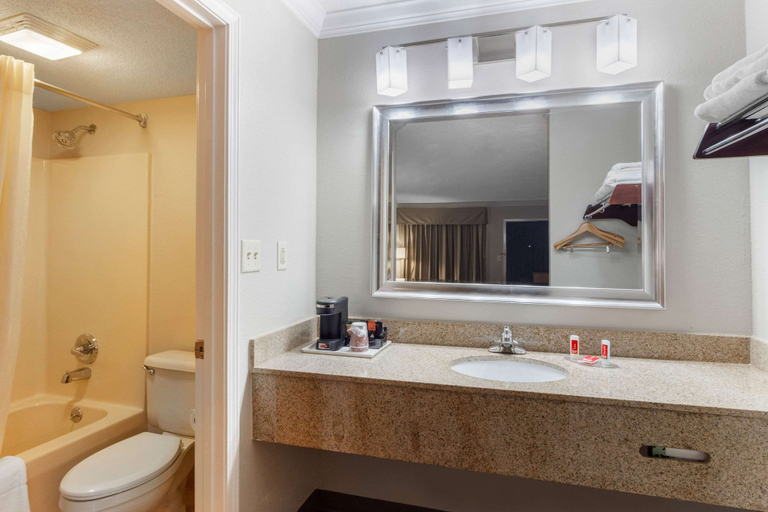 Bathroom 4, Econo Lodge Byron - Warner Robins, Peach