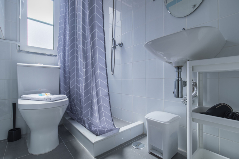 Bathroom 4, Sunny & Quiet Lisbon Apartment, Lisbon
