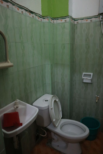 Bathroom 4, Miles Pension House, Tagbilaran City