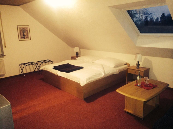 Bedroom 3, Hotel Friesenhof, Leer