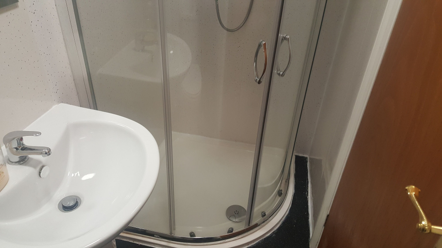 Bathroom 4, Tuxford House Hotel, Blackpool