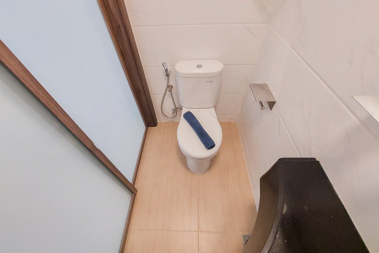 Bathroom 3, Comfy And Minimalist Studio At Sky House Bsd Apartment, Tangerang Selatan