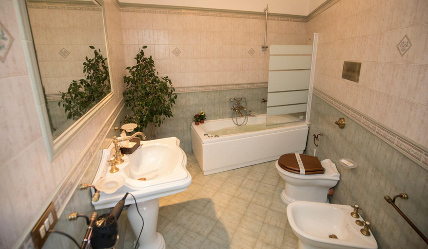Bathroom 5, Cannatella's Mansion, Palermo