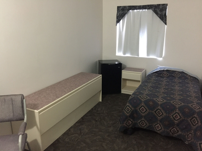 Others 5, Invermere Hostel, East Kootenay