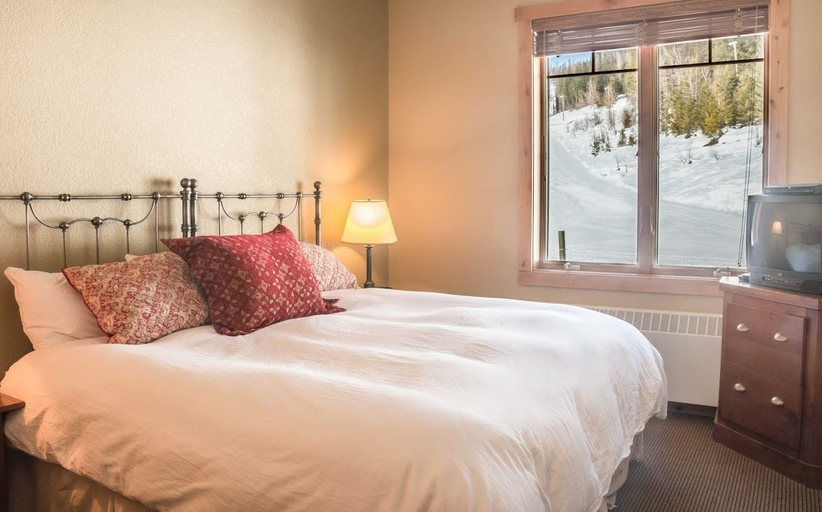 Bedroom 2, Morning Eagle, Flathead