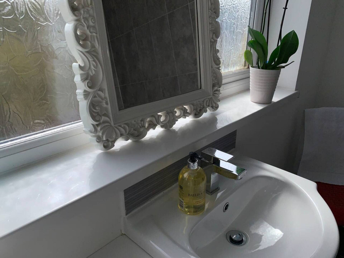 Bathroom, Large 5 Bed House / Wolverhampton + Parking, Wolverhampton