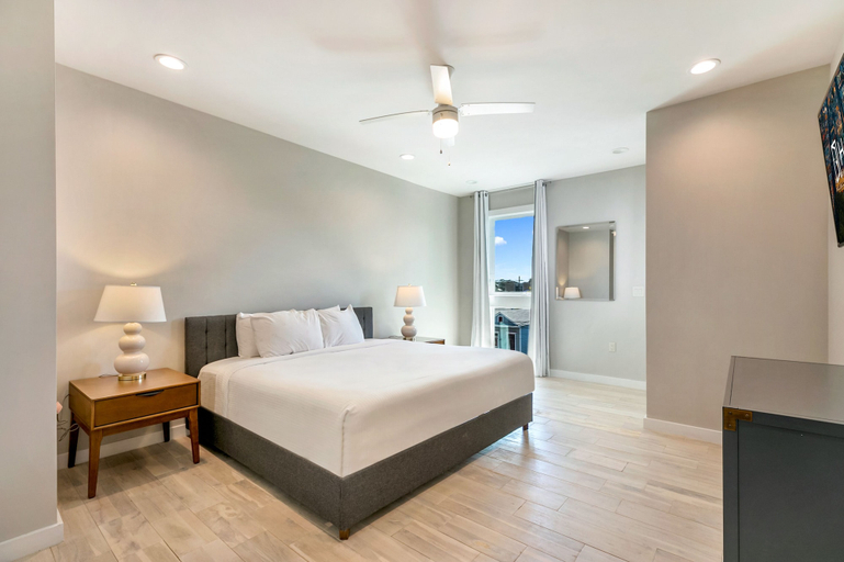 Bedroom 3, Spacious Townhouse with Balcony, Orleans
