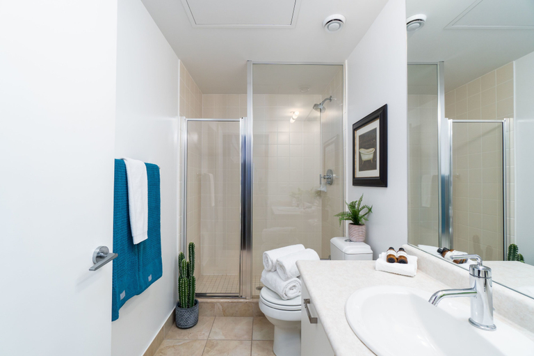 Bathroom 4, QuickStay - Luxurious 2-Bedroom Condo, Downtown Core, Toronto
