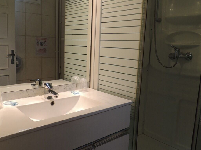 Bathroom, Hôtel Restaurant le Hussard, Orne