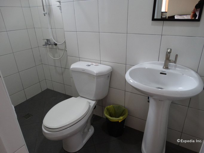 Bathroom 4, Harbour Gardens Tourist Inn, Tagbilaran City