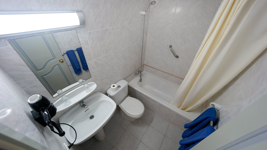 Bathroom 5, Bungalows Maspalomas Oasis Club, Las Palmas