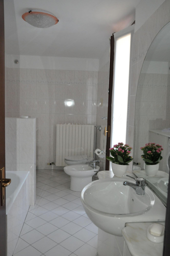Bathroom 5, 3per3, Varese