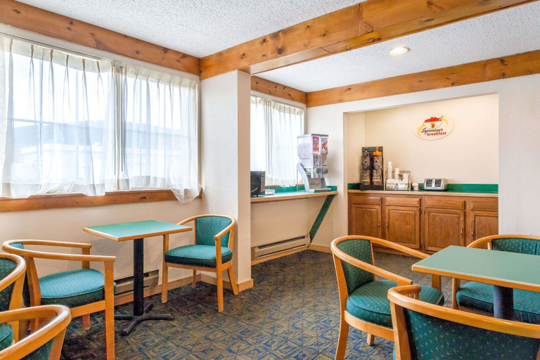 Food & Drinks 5, Super 8 by Wyndham Oneonta/Cooperstown, Otsego