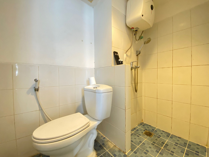 Bathroom 5, Spacious Studio Apartment At Jarrdin Cihampelas, Bandung