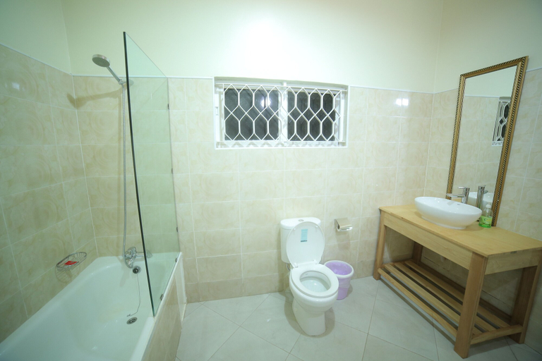 Bathroom 4, Entebbe Palm Hotel, Entebbe