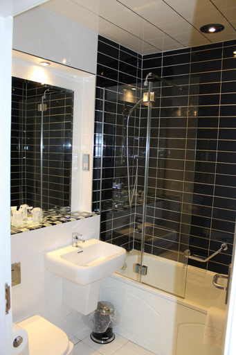 Bathroom 5, Mercure Newcastle George Washington Hotel Golf & Spa, Sunderland