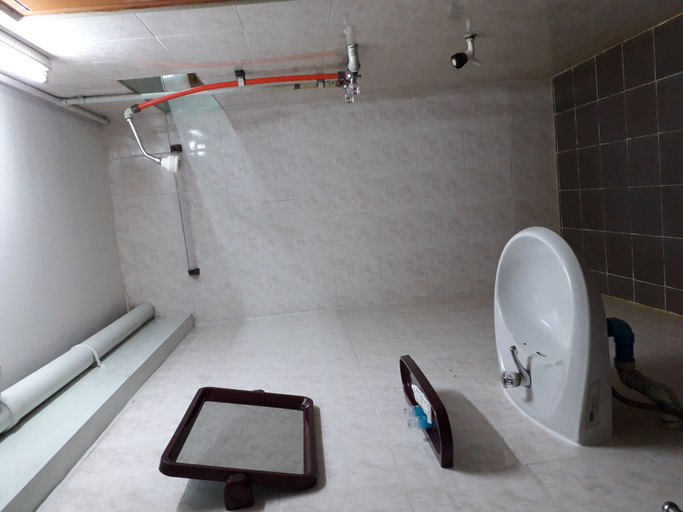 Bathroom 5, Chan Myaye Guest House, Yangon