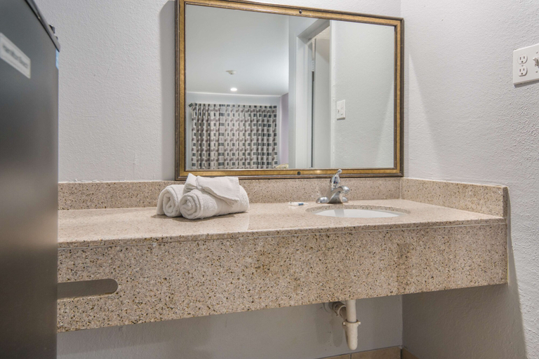 Bathroom 4, Knights Inn North Richland Hills, Tarrant